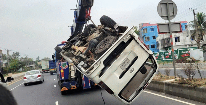 মাইক্রোবাসের সিলিন্ডার বিস্ফোরণে ৩ জনের মৃত্যু সিলিন্ডার বিস্ফোরণ