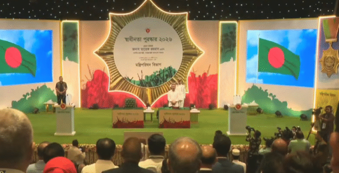 স্বাধীনতা পুরস্কার প্রাপ্তদের হাতে পদক তুলে দিলেন প্রধানমন্ত্রী স্বাধীনতা পুরস্কার