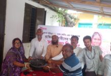 বাটিকামারী প্রান্তিক খামারিদের মাঝে হাঁসের বাচ্চা বিতরণ করল ব্র্যাক