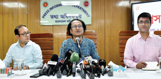 দুই ঘণ্টা বসিয়ে রাখার প্রতিবাদ দেশে ফিরে আসা দুই ঘণ্টা