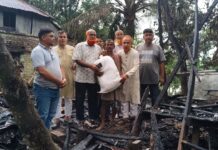 মুকসুদপুরে অগ্নিকান্ডে সর্বস্ব হারানো পরিবারের পাশে দাঁড়ালেন এমপি সেলিমুজ্জামান সেলিম