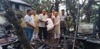মুকসুদপুরে অগ্নিকান্ডে সর্বস্ব হারানো পরিবারের পাশে দাঁড়ালেন এমপি সেলিমুজ্জামান সেলিম