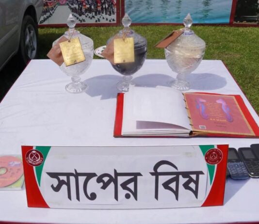 দিনাজপুরে ৩৮ কোটি ৫৭ লাখ টাকার সাপের বিষ উদ্ধার, আটক ৪