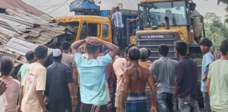 ট্রাকের ধাক্কায়