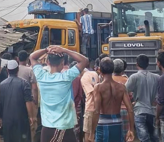 ট্রাকের ধাক্কায় ইজিবাইকের ৩ যাত্রী নিহত ট্রাকের ধাক্কায়