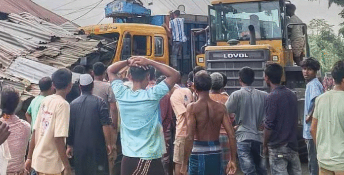 ট্রাকের ধাক্কায় ইজিবাইকের ৩ যাত্রী নিহত ট্রাকের ধাক্কায়